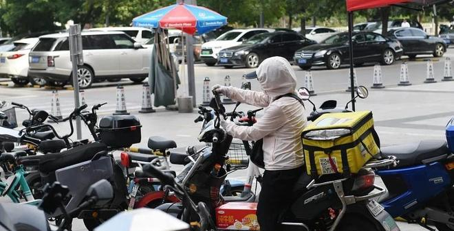 高管失业外卖女骑手暴增35%_女骑手经济压力家庭责任平台规则_开网约车也能送外卖